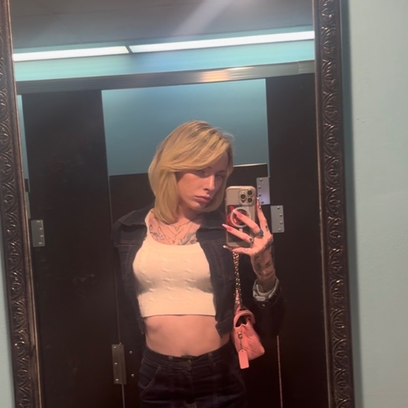 Meet your Posher, Nomi - Picture 1 of 2